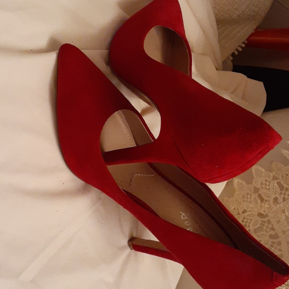 Fuschia pumps 3 1/2"